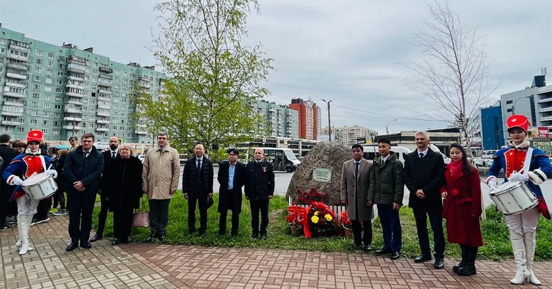 Representatives of the Saint Petersburg administration and Vietnamese and Russian people lay flowers on the site where the statue of Uncle Ho expected to be installed. (Photo: QUE ANH)