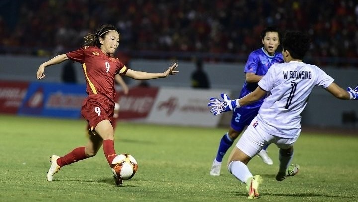 Huynh Nhu scores in the second half to steer Vietnam to their third successive SEA Games title. (Photo: NDO/Tran Hai)