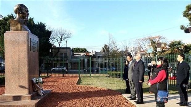 Vietnamese Ambassador to Argentina Duong Quoc Thanh and others pay tribute to President Ho Chi Minh at the park named the “Socialist Republic of Vietnam” in Buenos Aires on May 19. (Photo: VNA)
