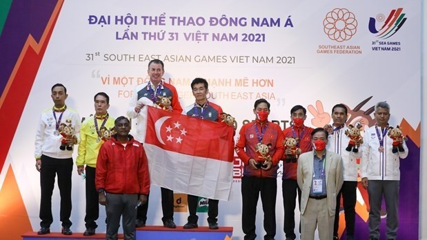 Vietnamese duo Nguyen Thanh Binh and Tran Le Anh Tuan (in red) clinch a bronze medal in the English Billiards’ doubles at the 31st Southeast Asian Games (SEA Games 31). (Photo: VNA)