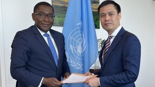 Special Adviser to the UN Secretary General on Climate Action Selwin Hart handed over the letter to Ambassador Dang Hoang Giang (Photo: VNA) 