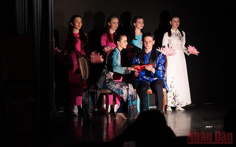 The 'My Chau-Truong Thuy' play performed by Russian students. (Photo: Thanh The)