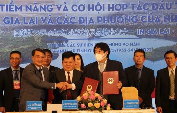 The Gia Lai Department for External Relations and the Japan - Vietnam Exchange Centre sign a cooperation deal at the workshop on May 22. (Photo: VNA)