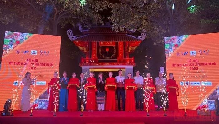 At the opening ceremony for the 2022 Hanoi Cuisine and Craft Village Festival (Photo: NDO)