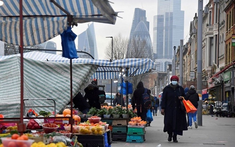 People shop at a market in London, the UK. (Photo: Reuters)