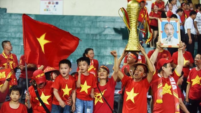 Fans rejoice following the victory of Vietnam U23 team. (Photo: TRAN HAI)