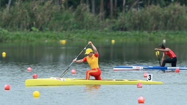 Nguyen Thi Huong grabs a SEA Games gold medal in the women’s 500m canoeing singles on May 20. (Photo: VNA)