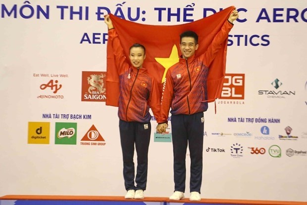 Le Hoang Phong (R) and Tran Thuy Vi win the gold medal in the mixed pair event of of aerobics on May 22. (Photo: VNA)