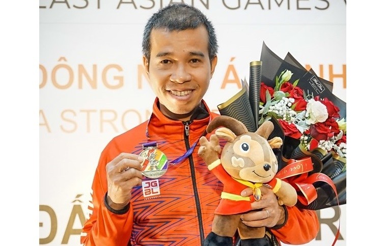 Tran Quyet Chien claims a SEA Games gold medal in three-cushion carom on May 22. (Photo: VNA)