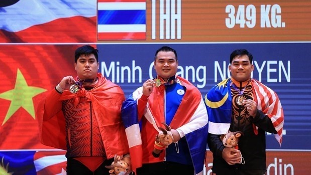 Weightlifter Pham Minh Quang (left) earns Vietnam a SEA Games silver medal in the men's over 89kg on May 22. (Photo: VNA)