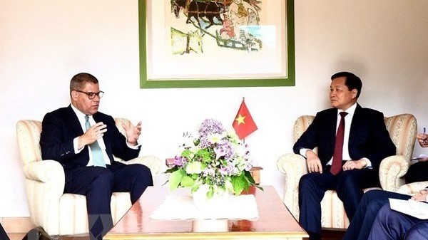Deputy Prime Minister Le Minh Khai (R) meets COP26 President Alok Sharma. (Photo: VNA)