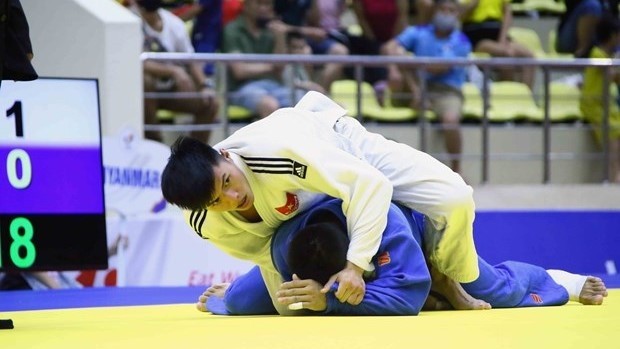 Nguyen Hai Ba (in white) competes with Aung Koq Ram Sai of Myanmar in the mixed event at the SEA Games 31 on May 22. (Photo: VNA)