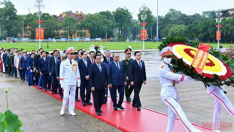 Party and State leaders and National Assembly deputies pay tribute to President Ho Chi Minh.