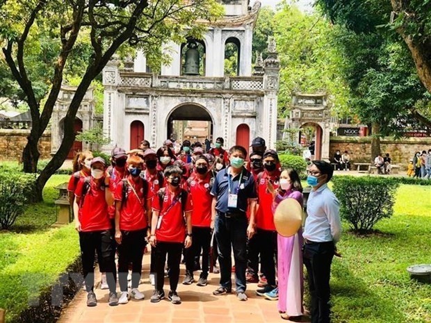 Thai athletes competing at SEA Games 31 tour the Temple of Literature in Hanoi. (Photo: VNA)