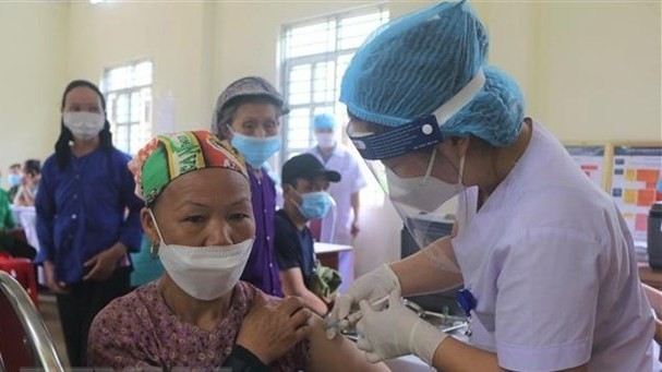A woman gets vaccinated against COVID-19. (Photo: VNA)