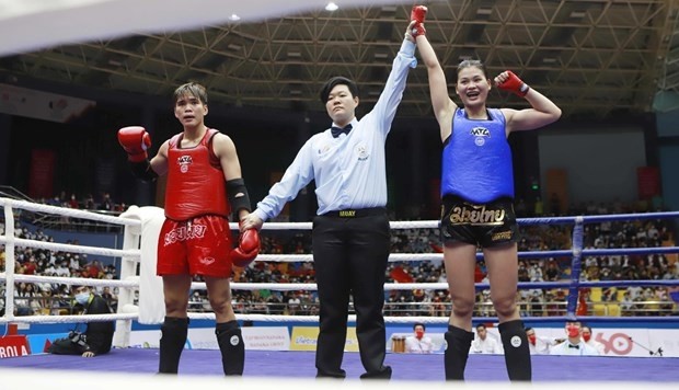 Bang Thi Mai (right) beat Sirisopa Sirisak of Thailand in the finals of women’s 60kg category to win a gold medal for Vietnam. (Photo: VNA)