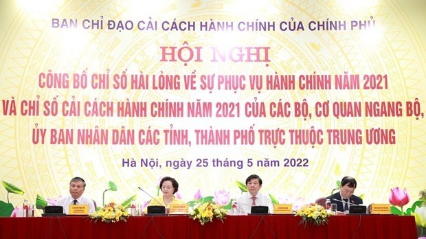 Members of the Government's steering committee for administrative reform chair the launch of the 2021 PAR Index in Hanoi on May 25. (Photo: VNA)