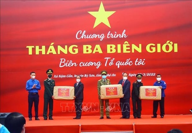 Nghe An's gifts presented to a district in Xiangkhouang (Photo: VNA)