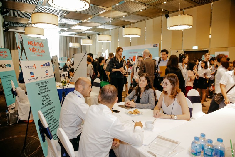 The job fair attracts a large number of candidates (Photo: CCIFV)