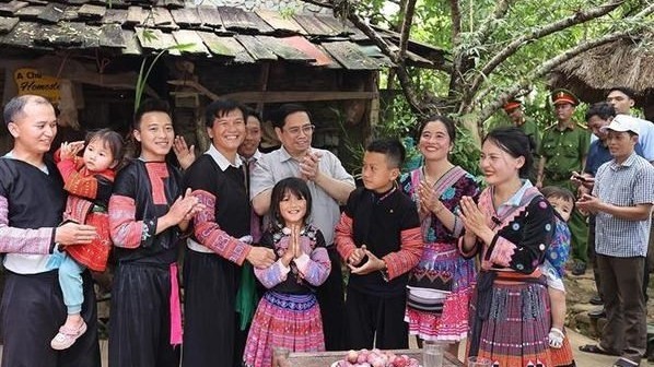 Prime Minister Pham Minh Chinh in a group photo with local residents and tourists in Van Ho commune, Son La province (Photo: VNA)