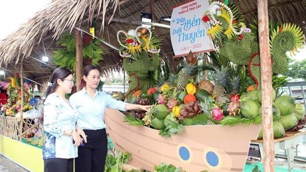 A fruit arrangement is on display at the festival. (Photo: VNA)