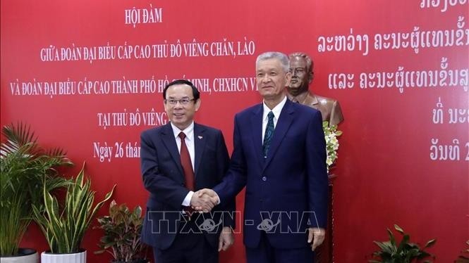 Leaders of Ho Chi Minh City and Vientiane at the talks. (Photo: VNA)