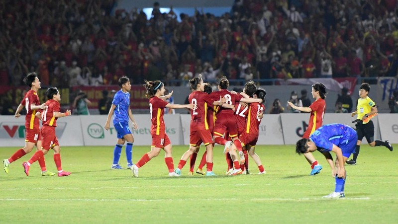 Players of Vietnam's women's football team celebrate after defeating Thailand to win the SEA Games gold medal. (Photo: Thanh Dat)