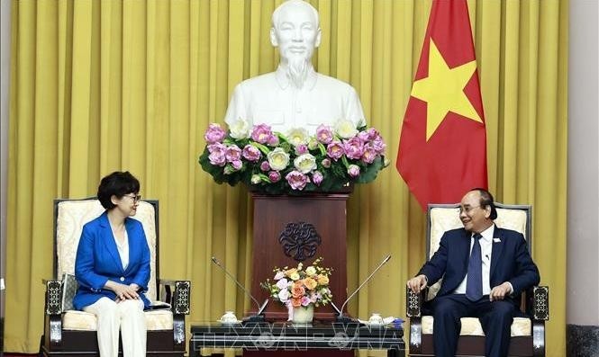 President Nguyen Xuan Phuc (right) receives Chairwoman of the RoK People's Association in Vietnam Chang Eun-sook. (Photo: VNA)