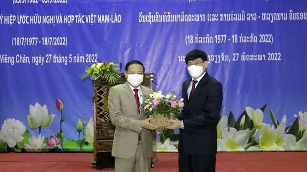 Lao Minister of Education and Sports Phout Simmalavong (right) and Vietnamese Ambassador to Laos Nguyen Ba Hung (Photo: VNA)