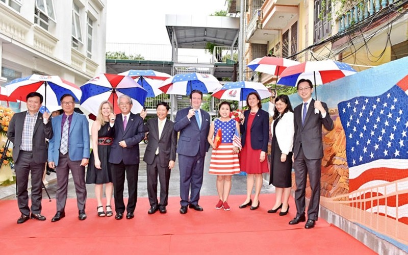 US Ambassador Marc E.Knapper and diplomats of the two countries at the inauguration ceremony of the ceramic painting "Vietnam-US Friendship". 