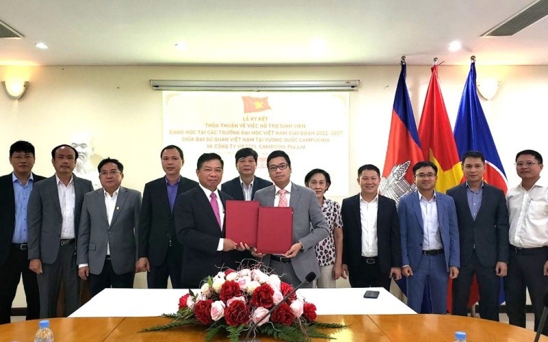 Ambassador Nguyen Huy Tang and General Director of Viettel Cambodia Pte.Ltd Phung Van Cuong signed the agreement. (Photo: Nguyen Hiep)