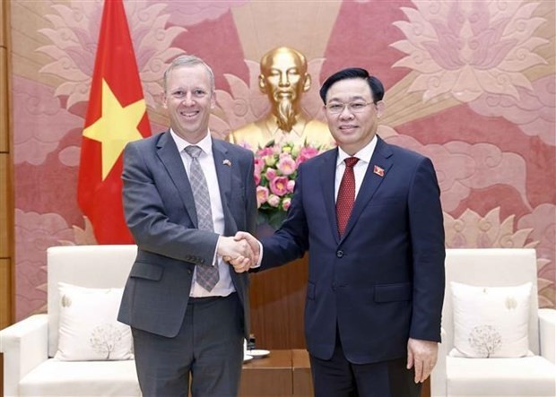 NA Chairman Vuong Dinh Hue (R) receives British Ambassador to Vietnam Gareth Ward. (Photo: VNA)
