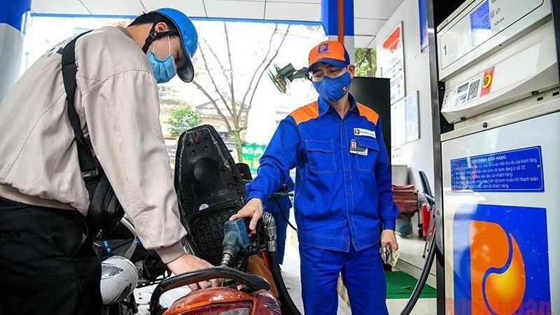 Petrol price rises have pushed up CPI in May. (Photo: Thanh Dat)