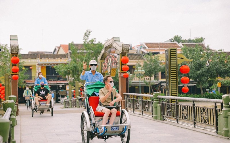 Foreign tourists visit Hoi An (Photo: NDO)