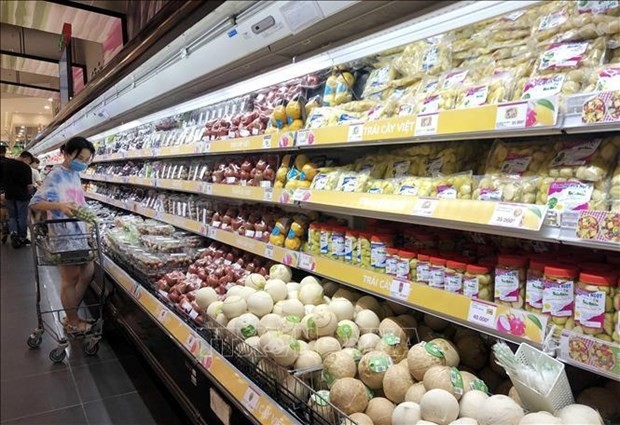 A consumer selects producs at a supermarket. (Photo: VNA)