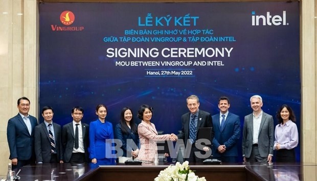 Le Thi Thu Thuy, Vice Chairwoman of Vingroup (sixth from left) shakes hands with Pat Gelsinger, Intel CEO at the signing ceremony. (Photo: VNA)