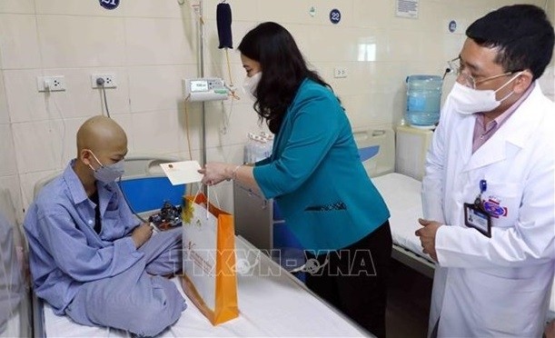 Vice President Vo Thi Anh Xuan presents a gift to a child cancer patient (Photo: VNA)