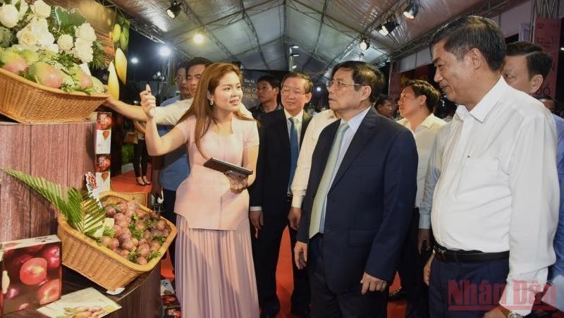 Prime Minister Pham Minh Chinh visits the exhibition booths at the festival. (Photo: Tran Hai)