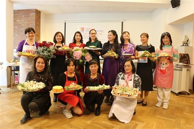 Members of the club prepare traditional food to introduce at the event (Photo: VNA)