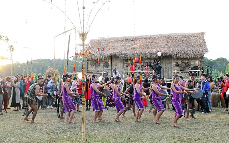 The Culture, Sports and Tourism Festival for Ethnic Groups in the Central Highlands region attracts indigenous people and tourists.