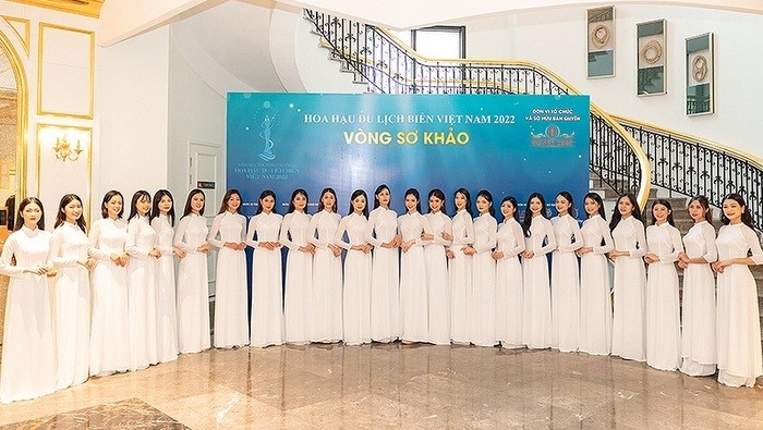 The contestants before the competition category of Ao Dai in the preliminary round of the northern region. 