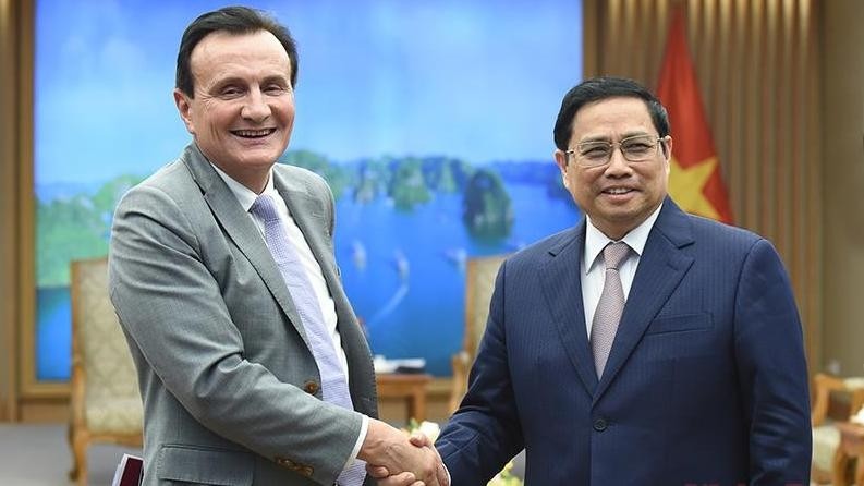 Prime Minister Pham Minh Chinh receives AstraZeneca CEO Pascal Soriot. (Photo: Tran Hai)