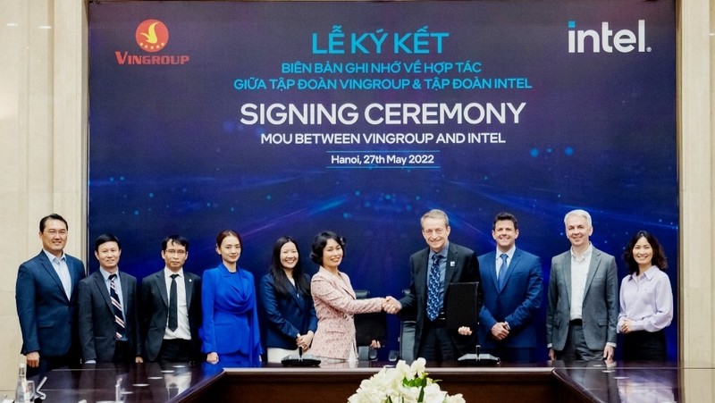 The signing ceremony between Vingroup and Intel.