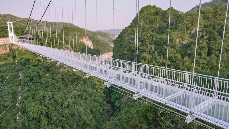 Bach Long is the world's longest glass-bottom bridge at 632 metres. (Photo: Vietnamnet)