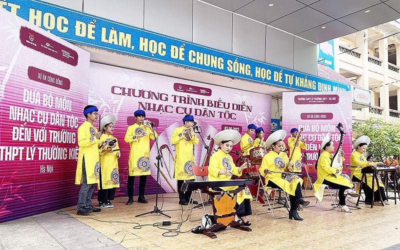The programme on bringing ethnic musical instruments to high schools in Hanoi.