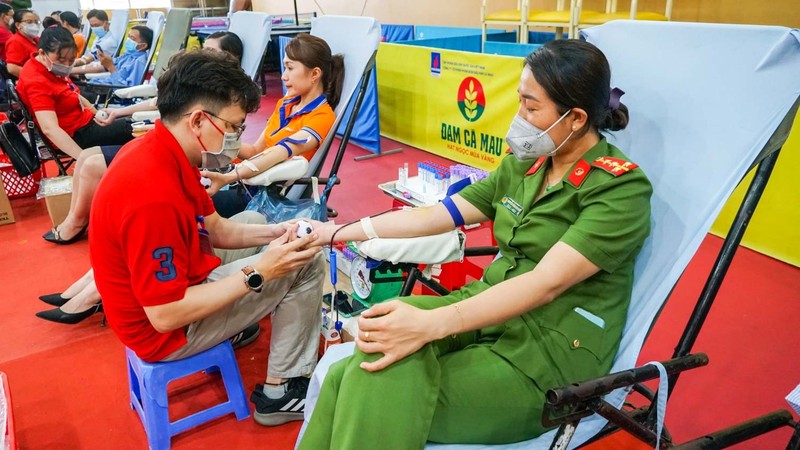 Many people participate in blood donation at the 10th Red Journey programme in Ca Mau.
