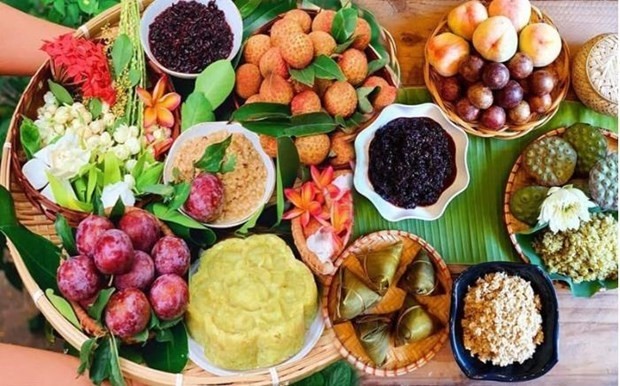 Traditional fruits and dishes offered to ancestors on Doan Ngo Festival (Source: afamily.vn)