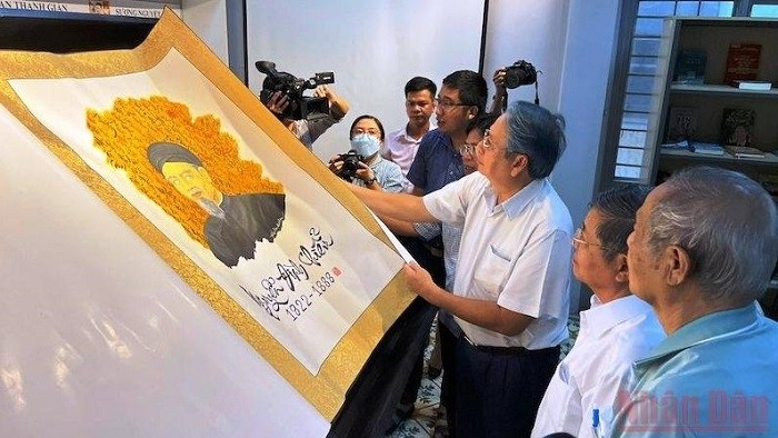 Large-sized calligraphy book on poet Nguyen Dinh Chieu makes debut (Photo: NOD/Hoang Trung)