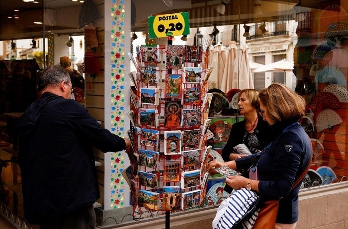 The number of foreign tourists visiting Spain in April jumped almost ten times from the same month last year to 6.1 million and approached the 7.1 million tourists who came in April 2019, official statistics showed on Wednesday.