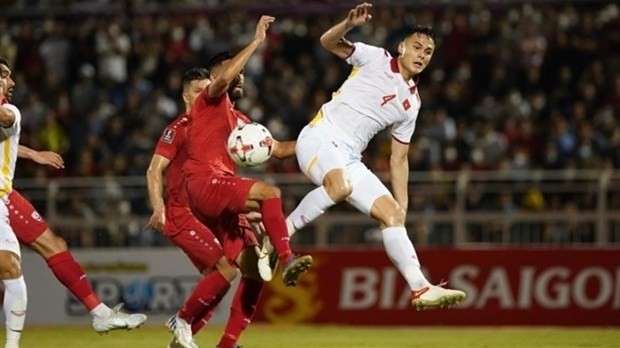 On his debut for the national team, Vietnamese-German Adriano Schmidt (4) made his mark with an assist for Pham Tuan Hai to score the opening goal in the friendly against Afghanistan. (Photo: vtc.vn)